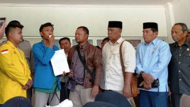 Ratusan Mahasiswa Se Kabupaten Kerinci dan Kota Sungai Penuh Geruduk Kantor DPRD Kabupaten Kerinci