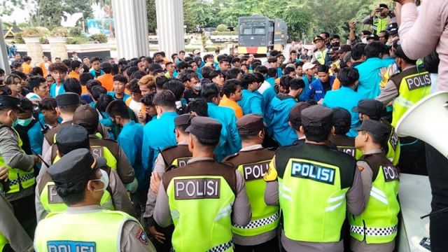 Aksi Mahasiswa Memanas, Paksa Masuk Gedung DPRD Provinsi Jambi