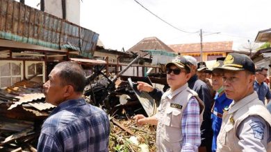 Wako Ahmadi Serahkan Bantuan Kebakaran Kelurahan Dusun Baru