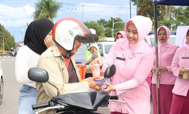 Bhayangkari Peduli, Berbagi Takjil