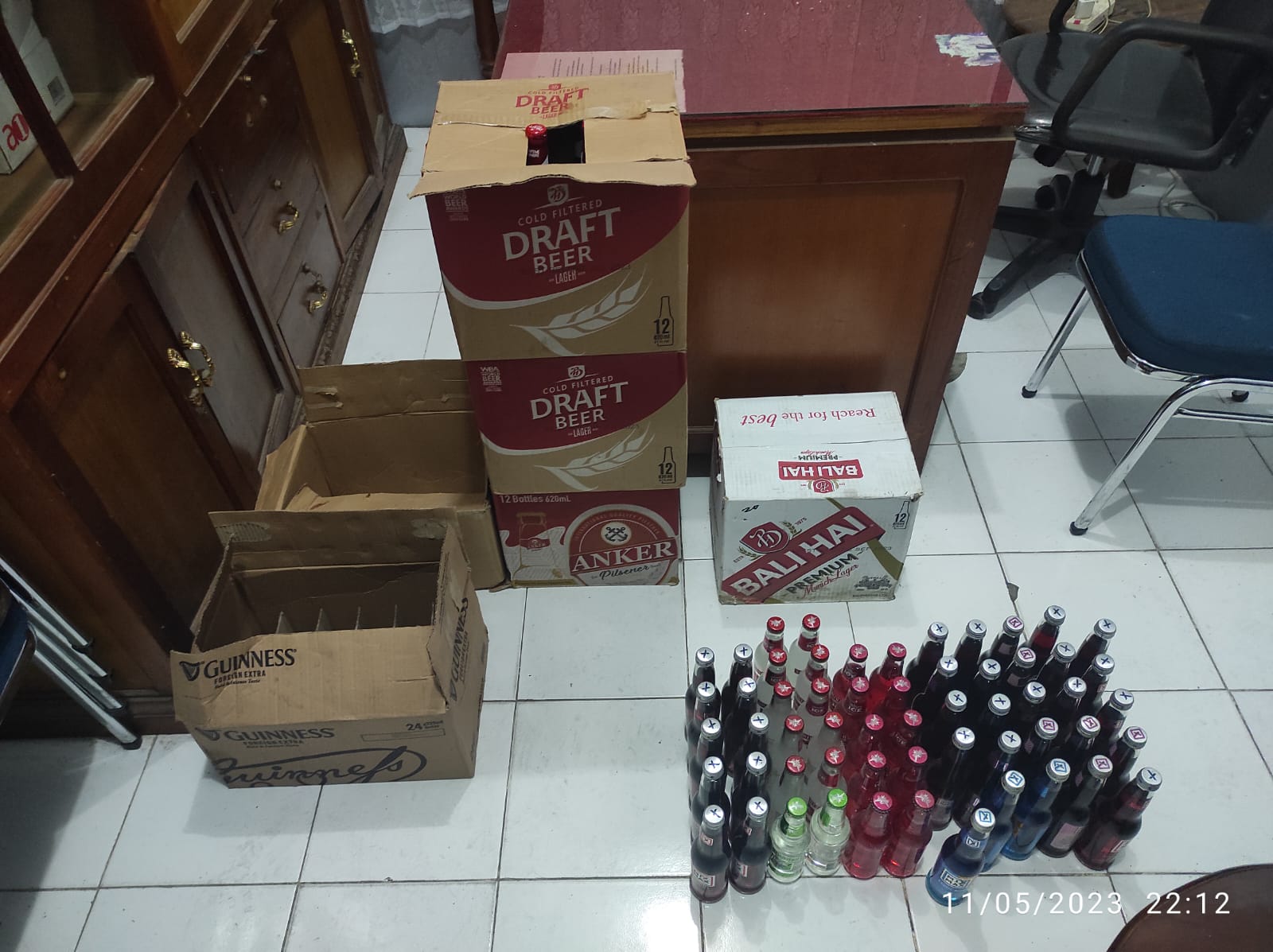 Penjual dan BB 103 Botol Miras di Sungai Penuh Diamankan Polisi