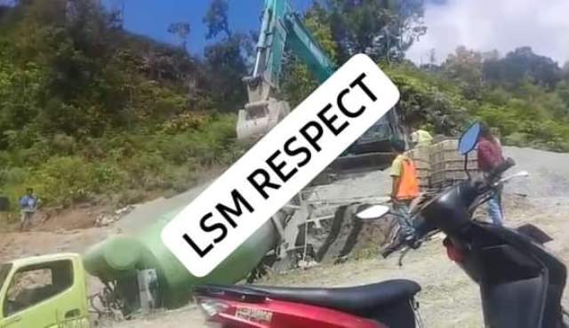 Parah! Ngaduk Semen Pakai Excavator untuk Jalan Nasional Sungai Penuh – Sumbar