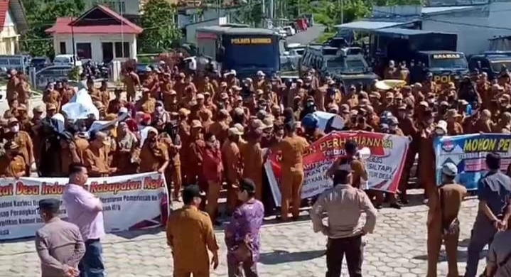 Ratusan Perangkat Desa Geruduk Kantor Bupati Kerinci