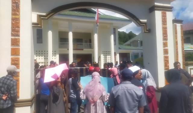 Puluhan Massa Demo di Pengadilan Negeri Sungai Penuh