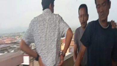 Aksi Nekat Bunuh Diri Terjuan dari Lt. 4 Kincai Plaza Berhasil Digagalkan Aksi Nekat Bunuh Diri Terjuan dari Lt. 4 Kincai Plaza Berhasil Digagalkan