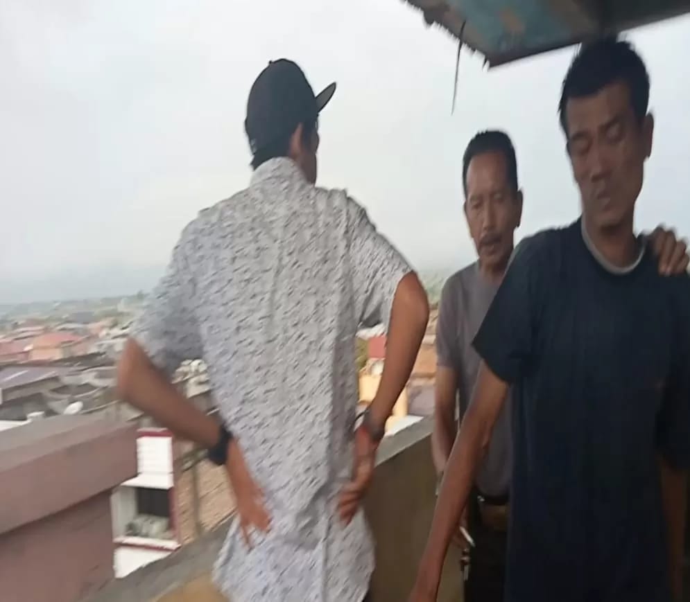 Aksi Nekat Bunuh Diri Terjuan dari Lt. 4 Kincai Plaza Berhasil Digagalkan