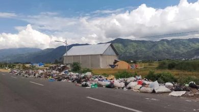 Sampah Menumpuk di Pinggir Jalan