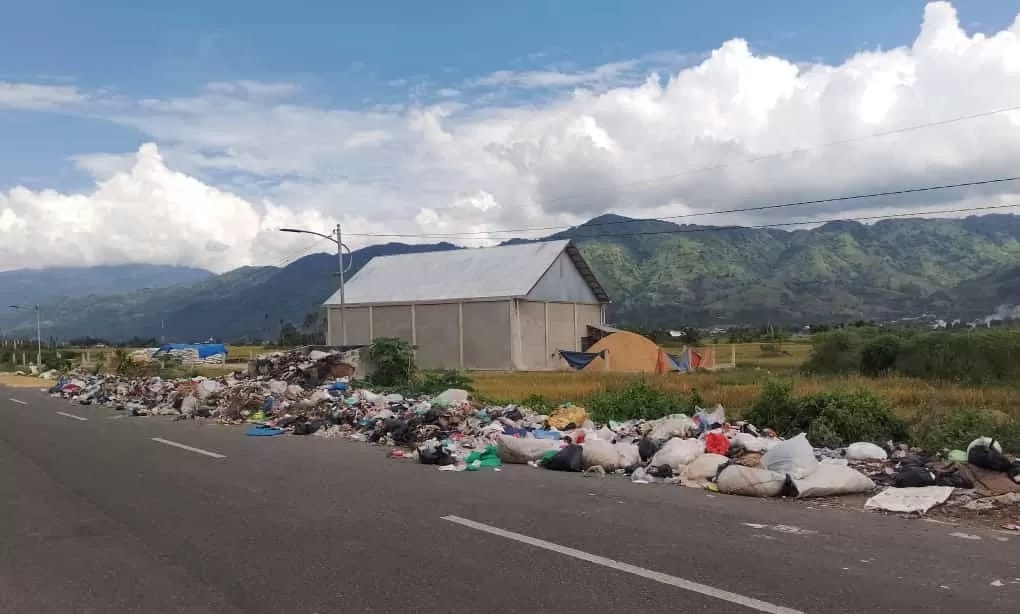 Sampah Menumpuk di Pinggir Jalan