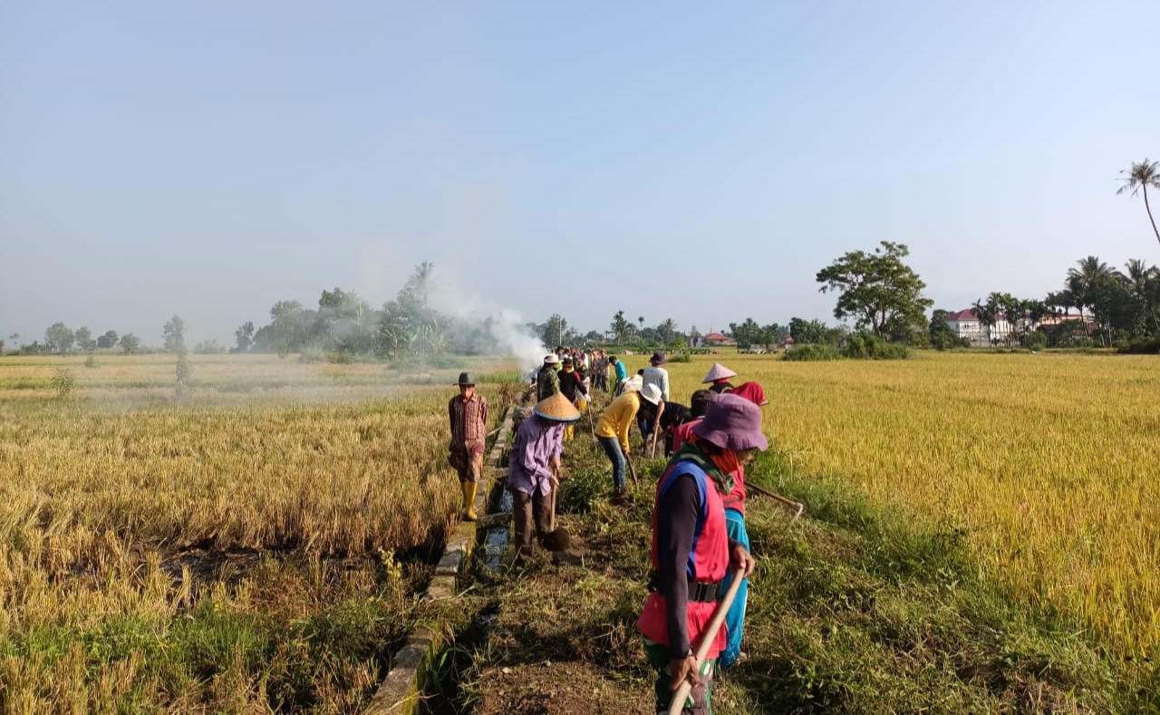 Peduli Lingkungan Warga Pendung Hiang Goro Bersihkan Jalan