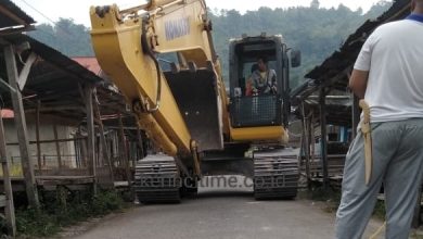 Gawat! Alat Berat Diatas Jalan Raya di Desa Lempur Tengah
