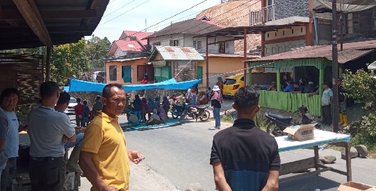 Warga Pulau Sangkar Blokir Jalan