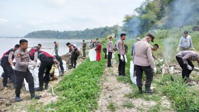 Bersama Warga Polisi Goro di Objek Wisata Pantai Tanjung Batu Bersama Warga Polisi Goro di Objek Wisata Pantai Tanjung Batu