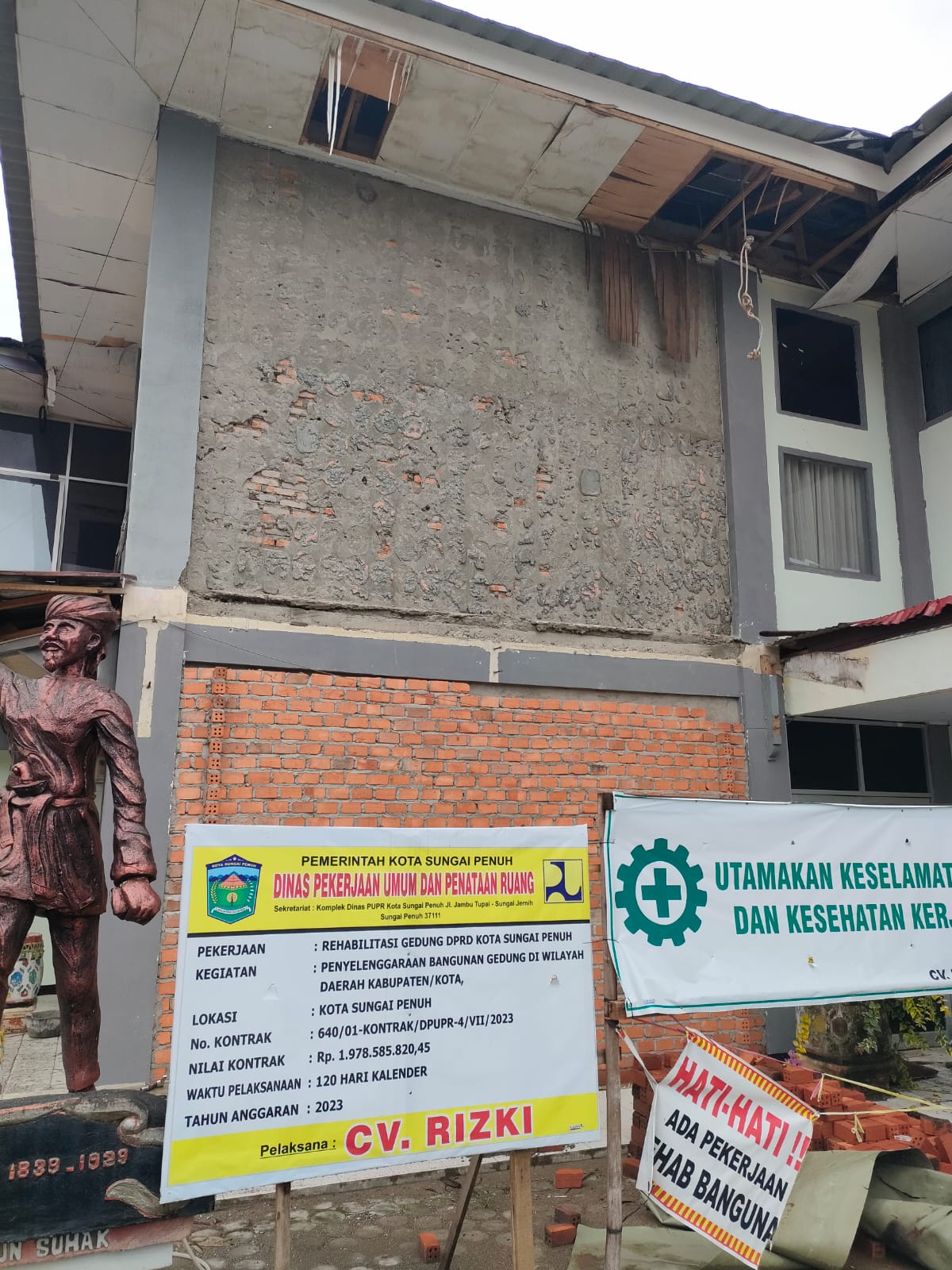 Bermasalah! Pekerjaan Rehabilitasi Gedung DPRD Sungai Penuh Tak Kunjung Selesai