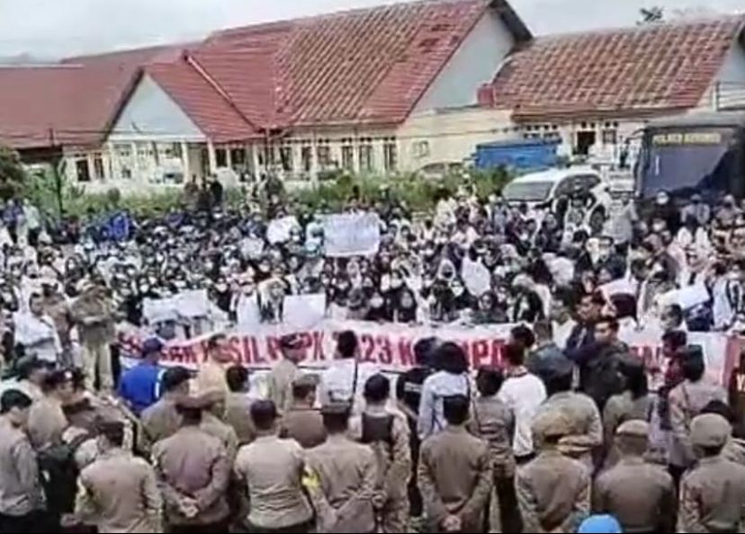 Ratusan Massa Demo Soal PPPK, Pj. Bupati Janji Temui Masyarakat Kamis Besok