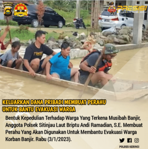 Anggota Polsek Sitinjau Laut Ini Membuat Perahu Sendiri Bantu Evakuasi Korban Banjir