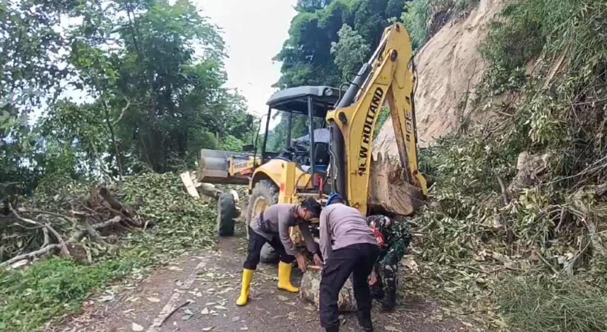 Goro Personil Posko Bencana Polsek Danau Kerinci Bersama Warga Tanjung Batu