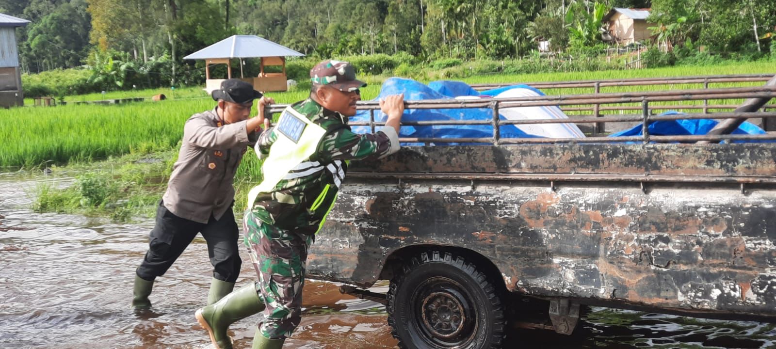 Jalan Semerap - Lempur Danau Banjir, Kendaraan Roda Dua Tidak Bisa Lewat