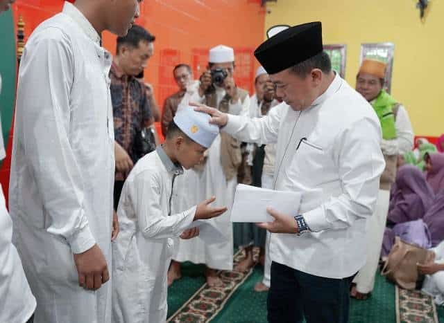 Isra’ Mi’raj di Masjid Cheng Hoo, Gubernur Al Haris Santuni Anak Yatim dan Dhuafa