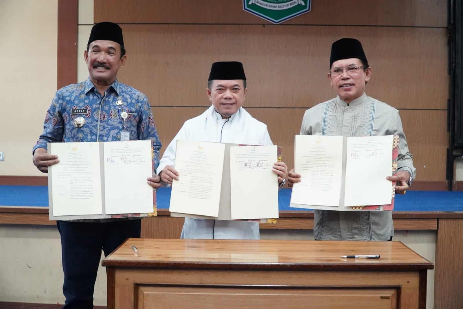 Gubernur Al Haris Bersama Walikota Sungaipenuh dan Pj Bupati Kerinci Teken MoU Terkait TPA dan SPAM Regional