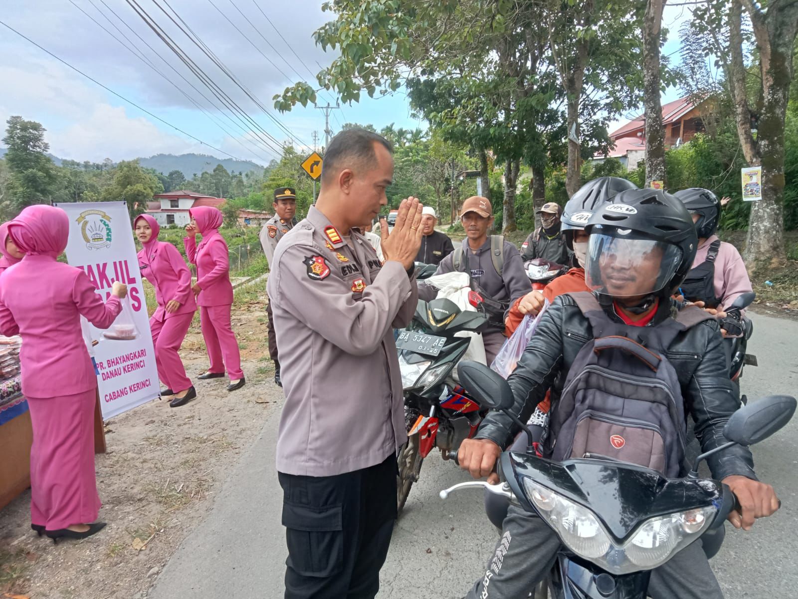 Berkah Ramadhan! Polsek Danau Kerinci Berbagi