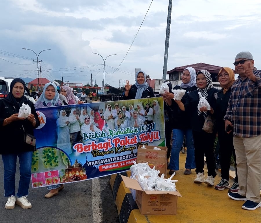 WIM Berbagi Paket Takjil di Jembatan Kerinduan