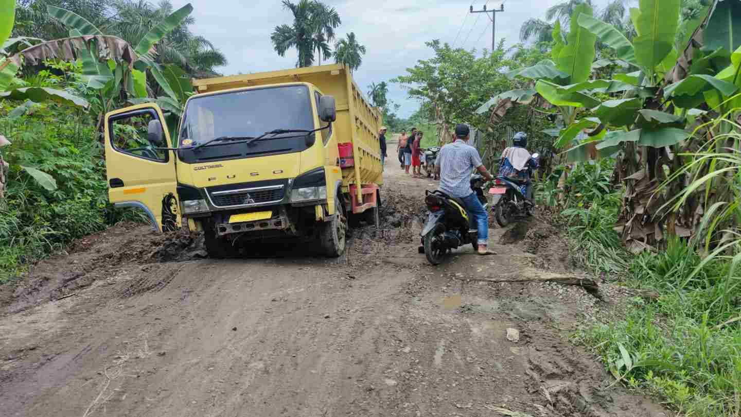 Parah! Jalan Simbur Naik Tanjabtim “Bak Kubangan Kerbau”