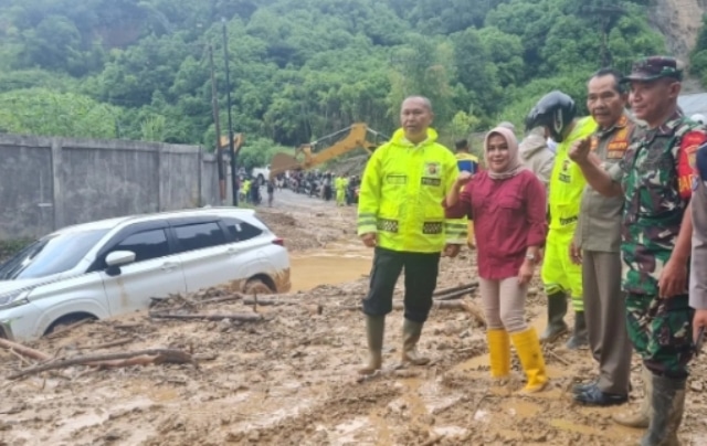 Respon Cepat, PUPR Kerinci Bersihkan Material Longsor di Jalan Nasional