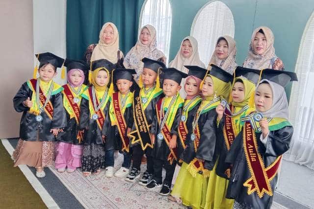 10 Siswa PAUD Muslimat 1 Desa Pendung Hiang Diwisuda