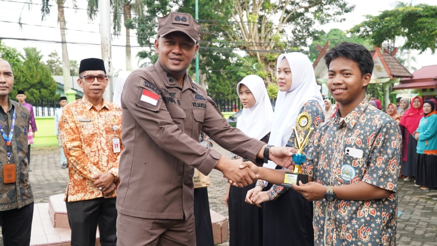 Peringatan Hardiknas di SMAN 1 Kota Jambi, Jaksa Irwan: Masih Muda Harus Bijak Bermedia Sosial