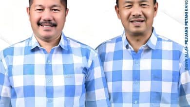 Viral! Kemeja Kotak-Kotak Biru Monadi-Murison, Inilah Alasan di Baliknya Viral! Kemeja Kotak-Kotak Biru Monadi-Murison, Inilah Alasan di Baliknya