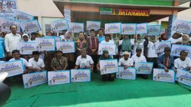 Al Haris Serahkan Bantuan Dumisake Bernilai Miliaran Rupiah untuk Warga Batanghari Al Haris Serahkan Bantuan Dumisake Bernilai Miliaran Rupiah untuk Warga Batanghari