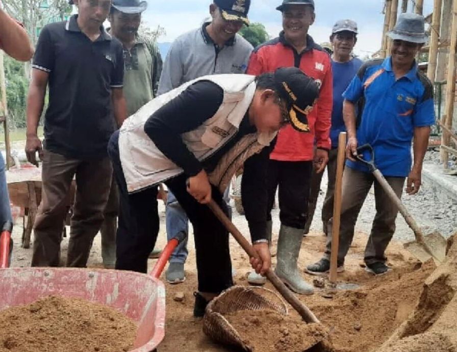 Wako Ahmadi Ikut Gotong Royong Pembangunan Masjid Nurul Islam di Tanjung Muda