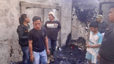 Gunakan Trail dengan Pakaian Penuh Lumpur, Monadi Tinjau Korban Kebakaran Gunakan Trail dengan Pakaian Penuh Lumpur, Monadi Tinjau Korban Kebakaran