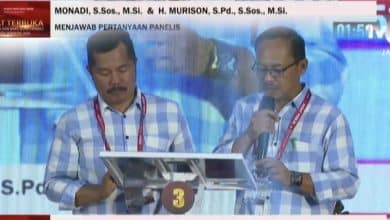 Kompak! Hanya Monadi Beri Kesempatan Berbicara Kepada Wakil a man holding a microphone