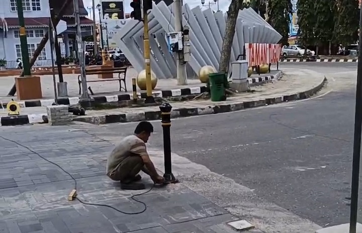 Viral! Oknum Anggota DPRD Sungai Penuh Merusak Fasilitas Umum