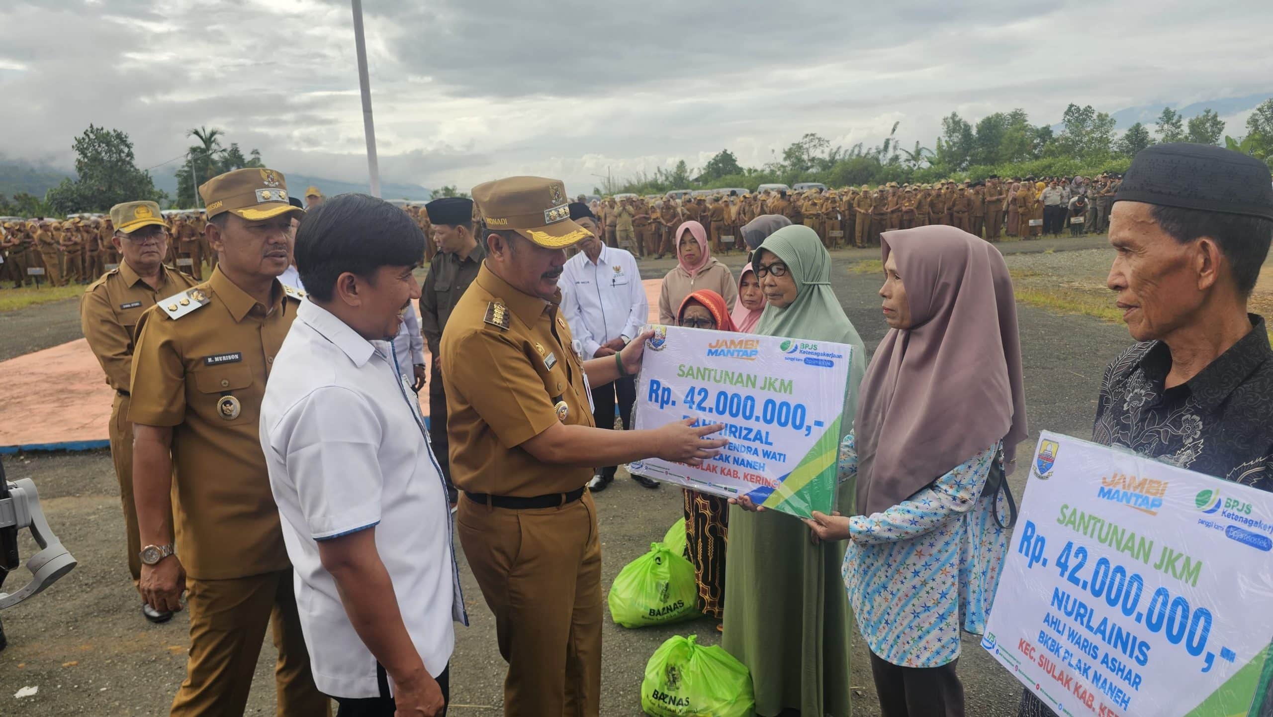 Hari Pertama Ngantor, Monadi - Murison Serahkan Santunan JKM ke Warga