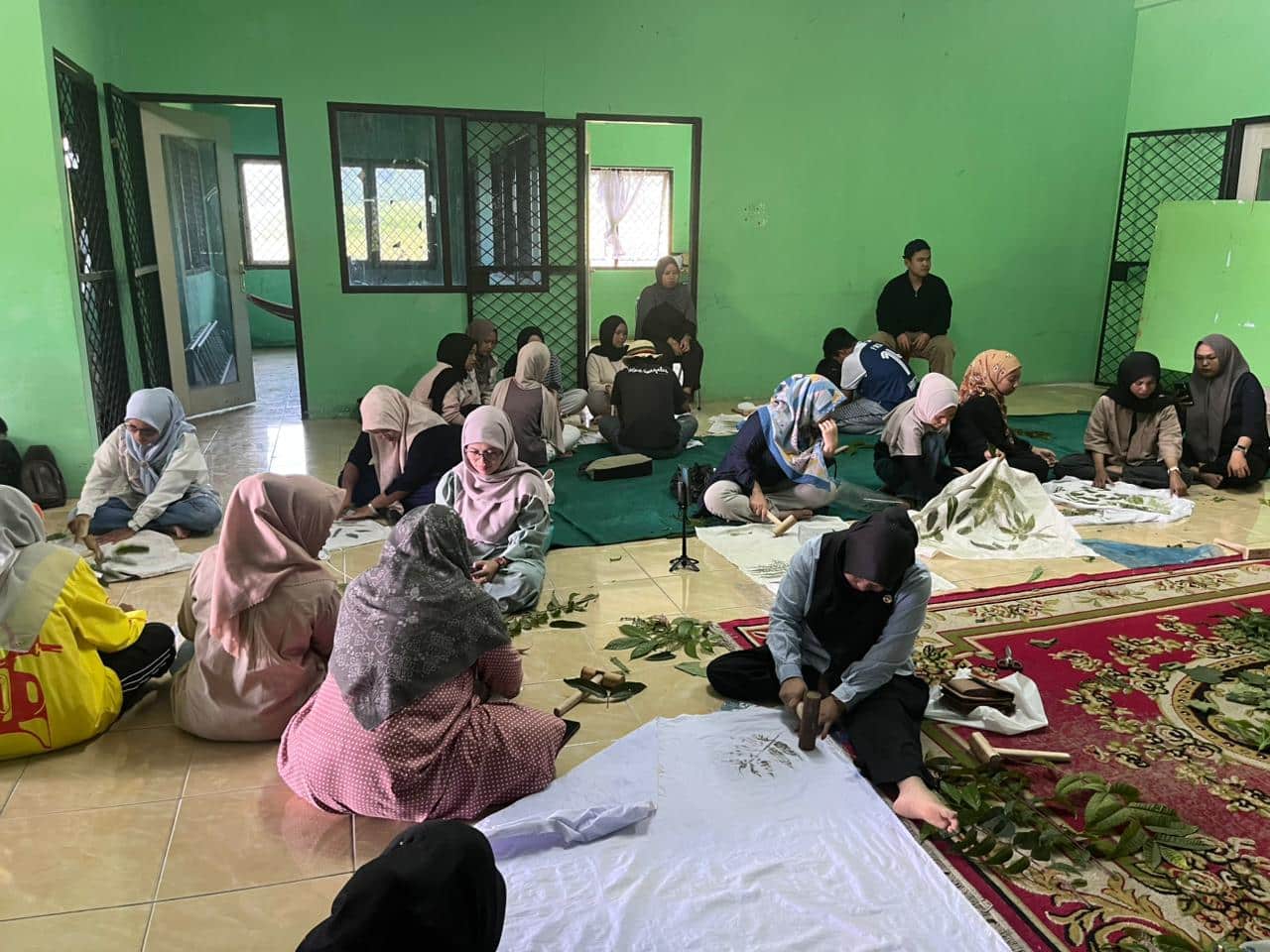 Memukul Daun, Membuka Peluang: 40 Peserta Ikuti Pelatihan Eco-Print di Markas Hijau For Pulih