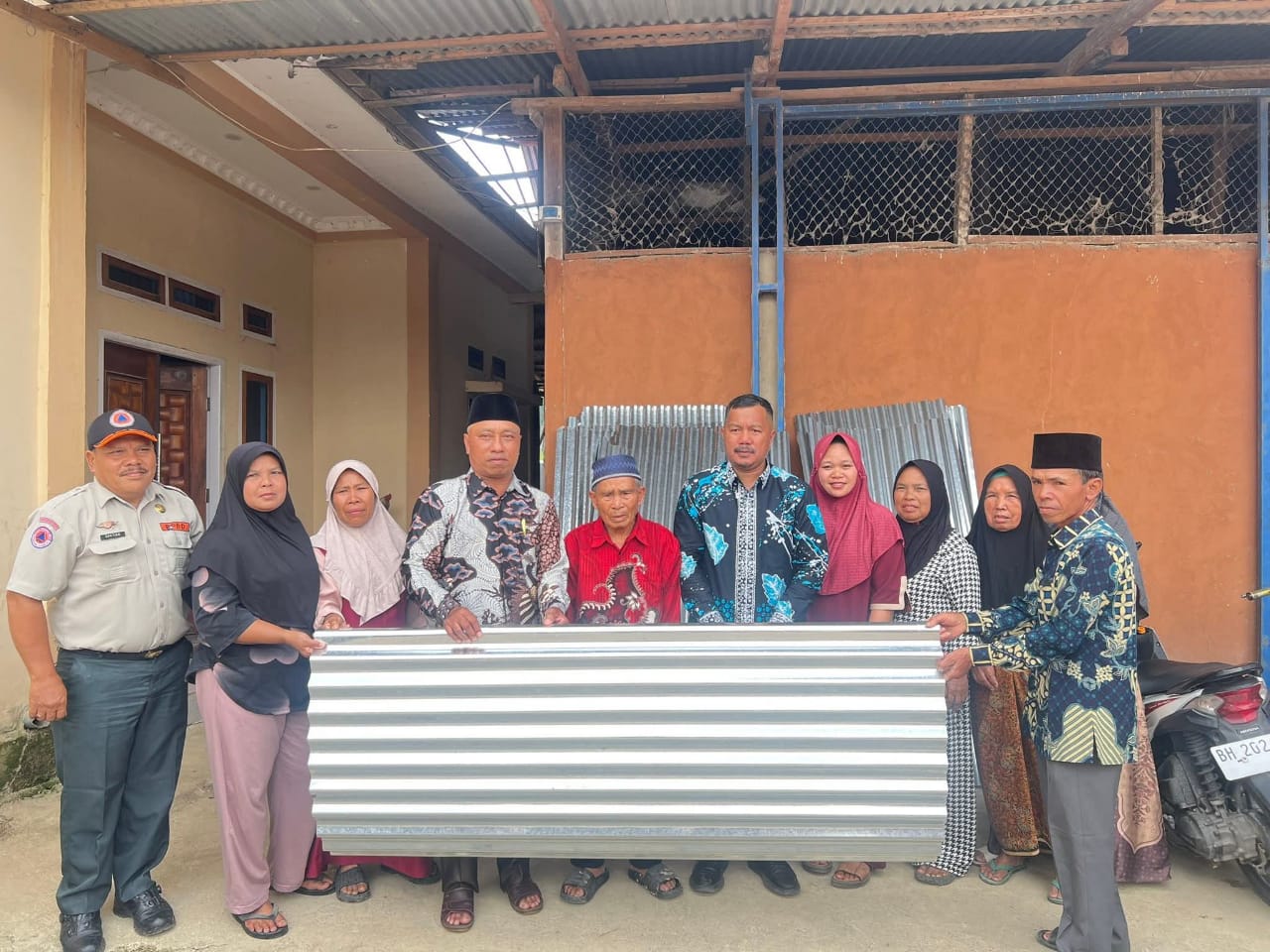 Bupati Kerinci Serahkan Bantuan kepada Warga Terdampak Puting Beliung di Koto Tebat