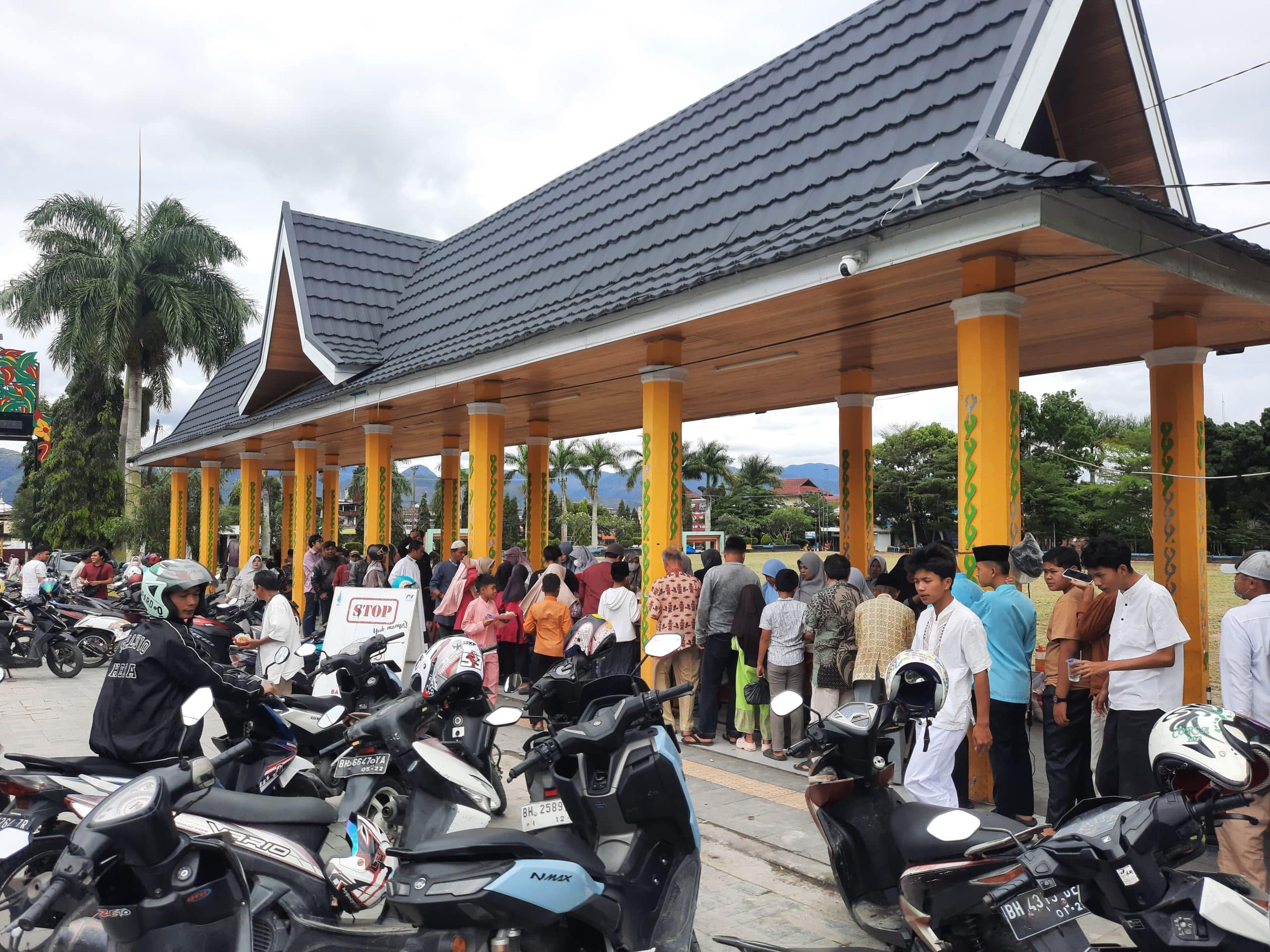 Bersedekah di Jumat Berkah Bersedekah di Jumat Berkah