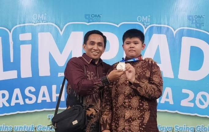 Siswa MTsN 1 Sungai Penuh Raih Perak di OMI Nasional 2025