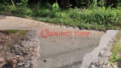 Hukum Dikangkangi? Alat Berat Tak Berpelindung 'Hajar' Aspal Bukit Kayangan Hingga Rusak Parah