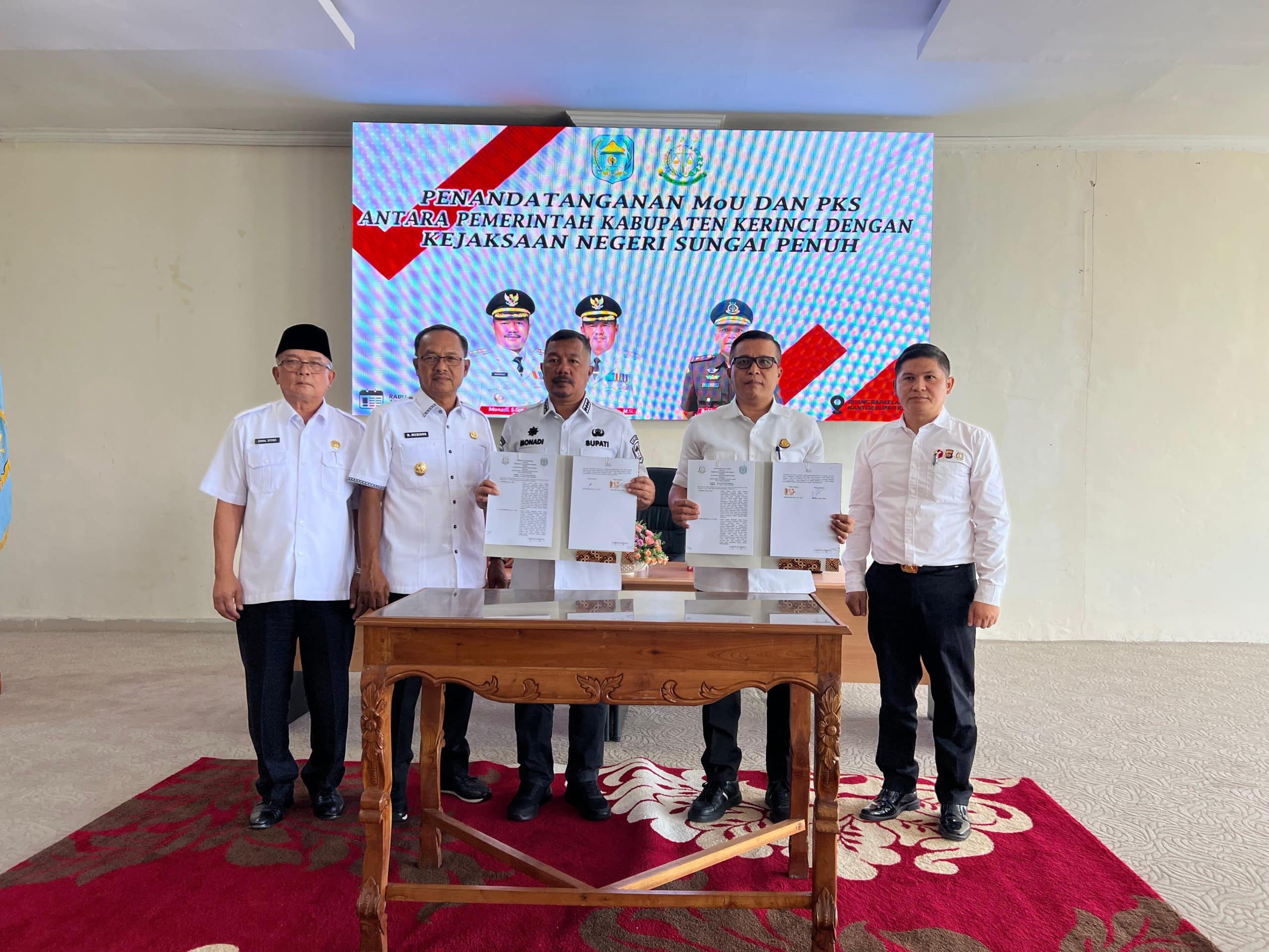 Perkuat Sinergi Hukum, Pemkab Kerinci-Kejari Sungai Penuh Teken MoU dan PKS Perkuat Sinergi Hukum, Pemkab Kerinci-Kejari Sungai Penuh Teken MoU dan PKS