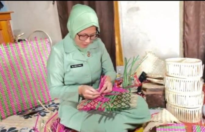 Menganyam Mimpi dari Helai Bambu, UMKM Lokal Tembus Ajang Persit Bisa Vol. 2 di Jakarta Menganyam Mimpi dari Helai Bambu, UMKM Lokal Tembus Ajang Persit Bisa Vol. 2 di Jakarta