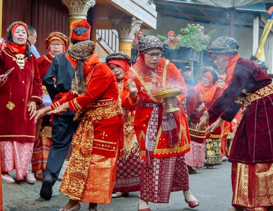 Lestarikan Budaya, Satukan Generasi di Tengah Kemajuan Zaman Lestarikan Budaya, Satukan Generasi di Tengah Kemajuan Zaman