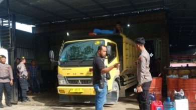 Gudang Penimbunan BBM Digrebek, BB 200 Derigen Solar, 7 Dump truck