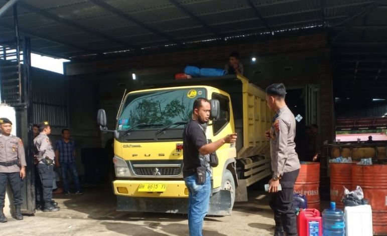 Gudang Penimbunan BBM Digrebek, BB 200 Derigen Solar, 7 Dump truck Gudang Penimbunan BBM Digrebek, BB 200 Derigen Solar, 7 Dump truck